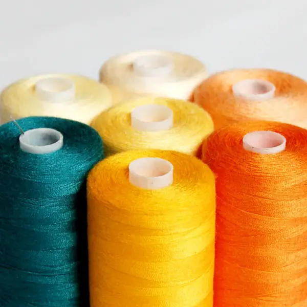 ¿Cómo diferenciar entre hilo de bordar e hilo de coser?