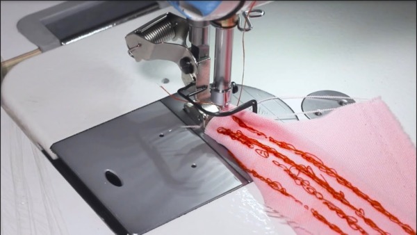 ¿Cómo evitar que el hilo se atasque en una máquina de coser?
