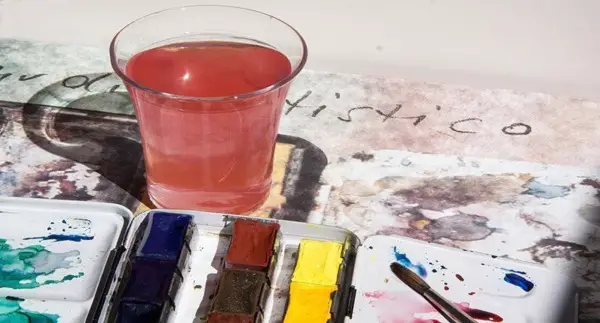 Cómo evitar que la pintura de acuarela forme gotas en una paleta