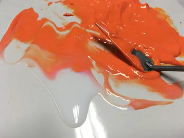 Cómo hacer que tu pintura acrílica fluya (5 maneras fáciles)