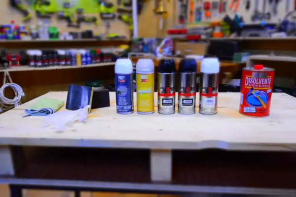 Cómo pintar con spray un archivador de metal