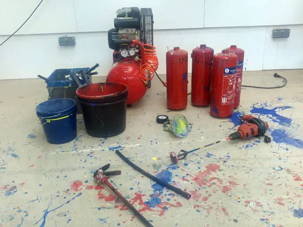 ¿Cómo rellenar un extintor de incendios con pintura?
