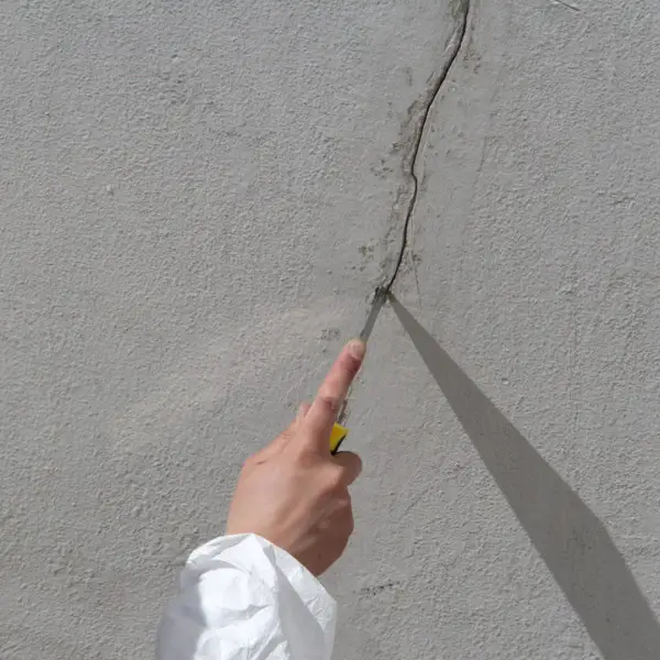 Cómo reparar grietas finas en paredes pintadas [Simple Guía]