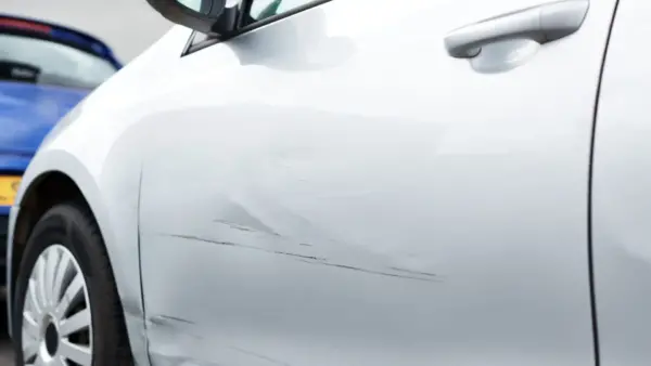 ¿Cuánto cuesta volver a pintar la puerta del coche?