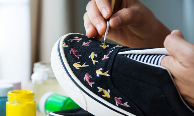 ¿Puedes usar pintura acrílica en zapatos de lona?