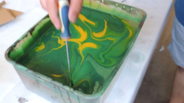 ¿Se puede sumergir en agua con pintura acrílica?